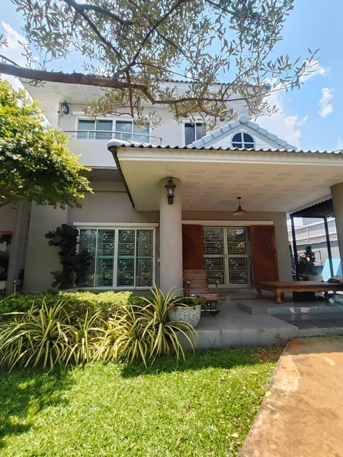 ให้เช่าบ้านเดี่ยว 2 ชั้น 400 ตรม. 3 ห้องนอน ซอยนวมินทร์ 59 ใกล้เกษตรนวมินทร์ ใกล้แฟชั่นพร้อมเข้าอยู่   *** ราคาเช่า 47,000 บาท/เดือน ติดต่อ:: ชยา โทร/ID Line:: 0942823961   Link Line:: https://line.me/ti/p/3xFA1An8Kcรหัส# T26-1096บ้านเดี่ยว 2 ชั้น ซอยนวมินทร์ 59 พร้อมเข้าอยู่ได้เลย• พื้นที่ 400 ตารางเมตร• 3 ห้องนอน• 3 ห้องน้ำ• จอดรถได้ 3 คัน • บ้านเงียบสงบร่มรื่นเย็นสบาย มีสวนดอกไม้ สนามหญ้า และ ต้นมะกอกโอลีฟสถานที่ใกล้เคียง• เ�