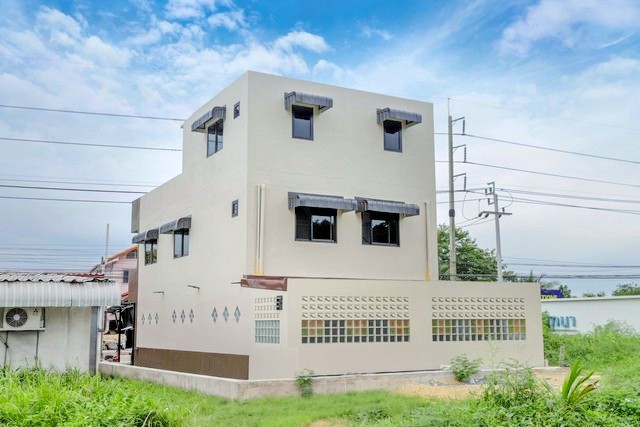 สไตล์โมเดิร์น รีโนเวทใหม่ เหมาะทำโฮมออฟฟิศ โชว์รูม พรานนก สาย 2-บางแวก จดทะเบียนบริษัทได้ ตึกแฝด 2 คูหา 2.5 ชั้นพร้อมดาดฟ้า 4นอน 6 น้ำ ใกล้ รร.บางเชือกหนัง 800 ม. ขนาดที่ดิน 40 ตร.ว. พื้นที่ใช้สอย 388 ตร.ม.สำนักงาน หรือธุรกิจออนไลน์ ทำลเดินทางสะดวก ใกล้ตลาดแยกทศกัณฐ์ 1 กม.รพ. และรถไฟฟ้าMRT  44,999 บาท/เดือนPhran Nok Soi2 BangWaek register company. Twin buildings 2units 2.5 stories with rooftop 4bed 6 bath near Bang Chuek Nang School 800 m Land size 40 sq.wa. usable area 388 sq.m. Modern style newly renovated Suitable