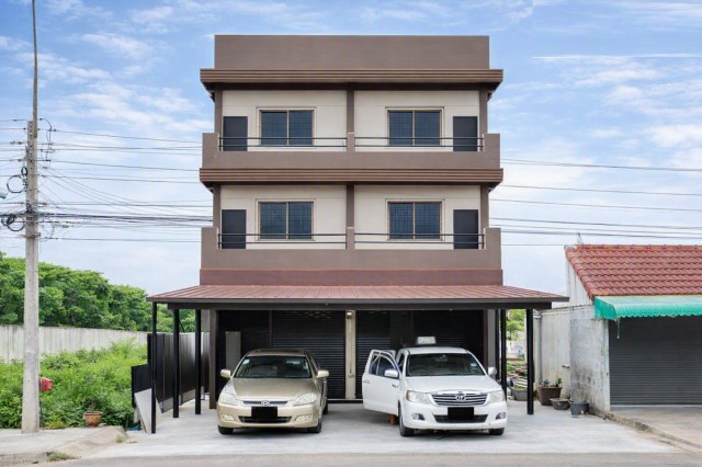 รีโนเวทใหม่ เหมาะทำโฮมออฟฟิศ โชว์รูม  สำนักงาน ใกล้ รร.บางเชือกหนัง 800 ม. พรานนก สาย 2-บางแวก จดทะเบียนบริษัทได้ ตึกแฝด 2 คูหา 2.5 ชั้นพร้อมดาดฟ้า 4นอน 6 น้ำ 40 ตร.ว. พื้นที่ใช้สอย 388 ตร.ม.สไตล์โมเดิร์น หรือธุรกิจออนไลน์ ทำลเดินทางสะดวก ใกล้ตลาดแยกทศกัณฐ์ 1 กม.รพ. และรถไฟฟ้าMRT  44,998บาท/เดือน4bed 6 bath near BangChuekNang School 800m.  Phran Nok Soi2 BangWaek register company. Twin buildings 2units 2.5 stories with rooftop Land size 40 sq.wa. usable area 388 sq.m. Modern style newly renovated Suitable for home office showroom office