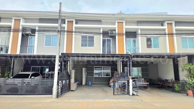 รหัสทรัพย์ : 7432ทาวน์โฮม พลีโน่ ศรีนครินทร์ ศรีด่าน 22 ถนนเมน ต่อเติมเต็ม พร้อมอยู่ที่ตั้ง :&nbsp;ถนนศรีนครินทร์ ตำบลบางแก้ว อำเภอบางพลี จังหวัดสมุทรปราการ 10540รายละเอียดทรัพย์-&nbsp;ทาวน์โฮม&nbsp;2 ชั้น&nbsp;เนื้อที่ 18.5 ตารางวา พื้นที่ใช้สอย 115 ตารางเมตร- 3 ห้องนอน, 2 ห้องน้ำ, 1 ห้องนั่งเล่น, 1 ห้องครัว, 2 ที่จอดรถ- แอร์ 3 เครื่อง, เฟอร์นิเจอร์บิ้วอิน, ปั๊มน้ำ+แท็งก์น้ำ 1 ชุด, ผ้าม่านทั้งหลั�
