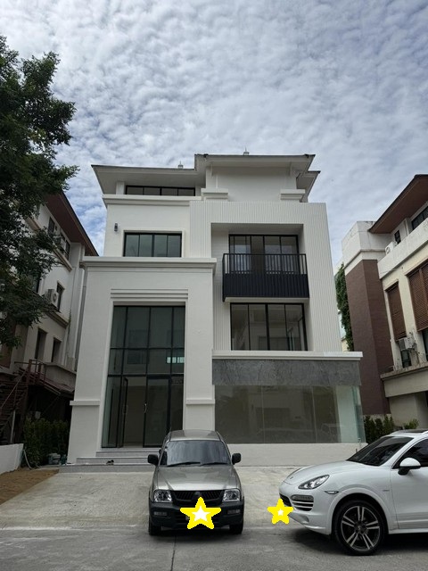 ขาย - ให้เช่าโฮมออฟฟิศ 4 ชั้นรีโนเวทใหม่ หมู่บ้านรีเจ้นท์ รัชดา ซอยสหการประมูล ย่านเหม่งจ๋าย – รัชดา - เลียบด่วน  *** ราคาขาย 39.9 ล้านบาท ฟรีโอน *** ราคาเช่า 300,000 บาท/เดือนติดต่อ::  ชยา โทร/ID Line:: 0942823961   Link Line:: https://line.me/ti/p/3xFA1An8Kcรหัส# T26-1221 โฮมออฟฟิศ ย่านเหม่งจ๋าย – รัชดา - เลียบด่วน หมู่บ้านรีเจ้นท์ รัชดา ถนนสหการประมูล๐ เนื้อที่ 85 ตารางวา๐ พื้นที่ใช้สอย 600 ตารางเมตร ๐ ( ชั้น 1-2 เป็นออฟฟิศ, ชั้น 3-4 �