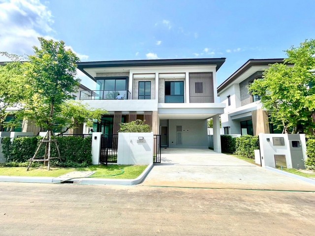 LV53608 ให้เช่า บ้านเดี่ยว บางกอก บูเลอวาร์ด บางนา กม 5 (ทิศเหนือ) ซอยบางนา-ตราด 37ราคาเช่า : 100,000 บาท / เดือนที่ตั้ง : ซอยบางนา-ตราด 37 (เข้าซอย 1 กม.) ต.บางแก้ว อ.บางพลี จ.สมุทรปราการชื่อโครงการ : บางกอก บูเลอวาร์ด บางนา กม.5 / Bangkok Boulevard Bangna KM.5รายละเอียด :- ขนาด 237 ตร.ม. - เนื้อที่ดิน 58 ตร.ว.- 4 ห้องนอน - 4 ห้องน้ำ  - 2 ที่จอดรถ   สิ่งอำนวยความสะดวก : - Lobby- Co-Working Space- สระว่ายน้ำระบบเกลือ- Kids Room- ห้องฟิตเนส- Meeting Room- กล้�