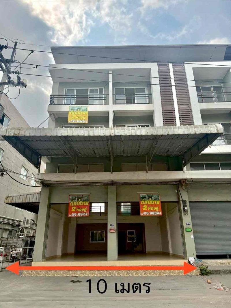 ขายอาคารพาณิชย์ 2 คูหา 3 ชั้น พร้อมชั้นลอย ทำเลดี ใกล้ตลาดไท อ.คลองหลวง จ.ปทุมธานีที่ตั้ง : 91/101 หมู่ 9 ต.คลองหนึ่ง อ.คลองหลวง จ.ปทุมธานี 12120พิกัด : https://maps.app.goo.gl/SUnKokXibark8eLJ6ขนาดพื้นที่ : 50 ตรว.รายละเอียดอาคารพาณิชย์ 2คูหา 3 ชั้น พร้อมชั้นลอยหน้ากว้าง 10 เมตร ลึก16เมตร- 2 ห้องนอน- 5 ห้องน้ำ-มีพื้นที่หน้าตึกให้จอดรถเหมาะสำหรับ-โฮมออฟฟิศ-หน้าร้านค้าส่ง-จุดพักสินค้า (Stock)จุดเด่น-ทำเลอยู่ในย่�
