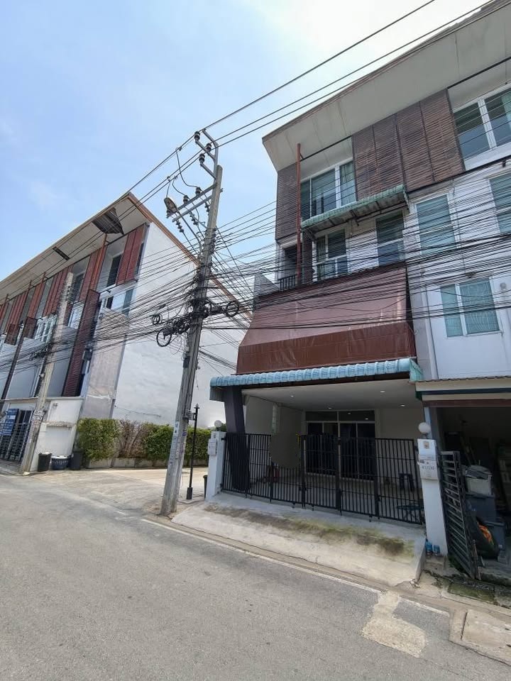 RTJ2338ให้เช่าทาวโฮม 3.5ชั้น The Attic Lite ดิ แอททิค ไลท์ แจ้งวัฒนะ ซอยแจ้งวัฒนะ-ปากเกร็ด 24หลัง เซ็นทรัล แจ้งวัฒนะ ใกล้รถไฟฟ้าสายสีชมพู สถานีแจ้งวัฒนะ-ปากเกร็ด 28 เนื้อที่  19.9 ตร.ว. พื้นที่ใช้สอย 240 ตร.ม. หน้าตึกกว้าง 5เมตร  ลึก 20เมตร  4ห้องนอน  3 ห้องน้ำ จอดรถหน้าบ้านได้ 2 คันสนใจติดต่อ : คุณเจี๊ยบ 092-851-6969Line : keti2522**รับสัตว์เลี้ยงขนาดเล็ก****ไม่รับจดทะเบียนบริษัท**ราคาเช่า  25,000 บาท/เดือน ประกัน 2 เ