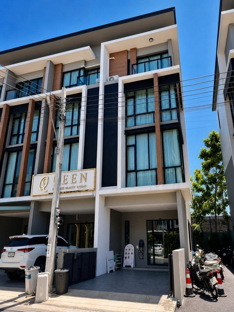 ให้เช่าโฮมออฟฟิศ 4 ชั้น หลังมุม พรีเมี่ยมเพลส มิกซ์ นวมินทร์ Premium Place Mix Nawamin ติดถนนใหญ่นวมินทร์ ใกล้ MaxValu*** ราคาเช่า 65,000 บาท/เดือนติดต่อ::  ชยา โทร/ID Line:: 0942823961   Link Line:: https://line.me/ti/p/3xFA1An8Kcรหัส# T26-1103โฮมออฟฟิศ 4 ชั้น หลังมุม พรีเมี่ยมเพลส มิกซ์ นวมินทร์ Premium Place Mix Nawamin ติดถนนใหญ่นวมินทร์ ใกล้ MaxValu• ขนาด 22.1 ตรว. • พื้นที่ใช้สอย 230 ตร.ม.• 3 ห้องนอน• 4 ห้องน้ำ• 2 ที่จอดรถ • หลังมุม โปร่ง บรรยากาศเป็นส่วนตัว • โครง�