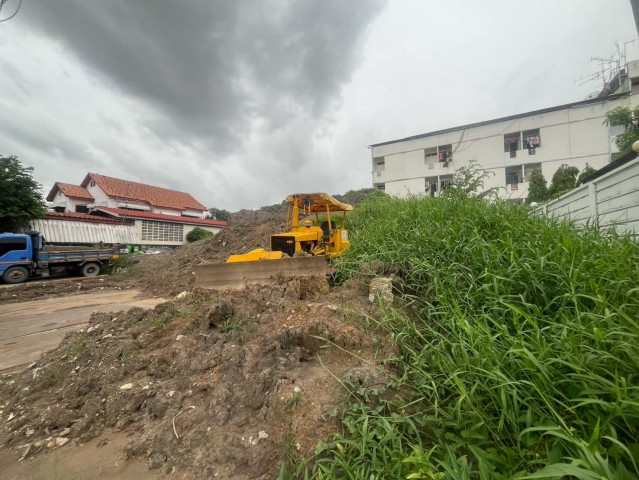AOM 3087ทำเลทองด่วน ขายที่ดินถมแล้ว 141 ตร.ว. วิภาวดี 60 แยก 24 สร้างบ้านสวยได้ทันทีราคาขาย: 7,402,500 บาทโอกาสทองสำหรับผู้มองหาที่ดินสร้างบ้านเดี่ยวหรือโฮมออฟฟิศในเมือง บนทำเลเดินทางสะดวก เข้า-ออกได้ทั้งถนนวิภาวดีรังสิตและถนนพหลโยธิน ผังเมืองสีเหลือง ล้อมรอบด้วยสิ่งอำนวยความสะดวกครบครันจุดเด่นทรัพย์:เนื้อที่: 141 ตารางวา (ถมแล้ว พร้อมลงเสาเข็มสร้างบ้าน)ผังเมืองสีเห�