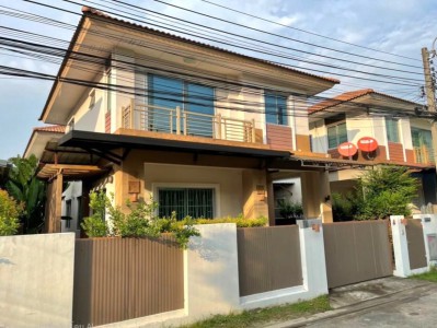 ให้เช่าบ้านแฝดสไตล์บ้านเดี่ยว2ชั้น 40ตรว. มบ.มัลดีฟส์ ปาล์ม (บางนา-วงแหวน) บางนา3ห้องนอน 2ห้องน้ำ 1ห้องรับแขก (Living room) 1ห้องครัว-บิวท์อิน- แอร์4ตัว  เฟอร์นิเจอร์ครบ อยู่ถ.วงแหวน บางนา หรือกาญจนาภิเษกถ.บางนา-ตราด กม.8 เดินทางเข้า-ออก เข้าเมืองสะดวกมาก ได้หลายเส้นทาง ทั้งจากบางนา มอเตอร์เวย์ เทพารักษ์ ถนนกิ่งแก้ว ถนนบางนาตราด หรือทางด่วนบางนา- โครงการมีฟิสเนส ,สระว่ายน้�