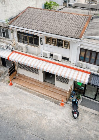 BTS สะพานตากสิน 400 ม.โรงแรมแชงกรี-ลา ให้เช่าอาคารพาณิชย์ 2 คูหาติดกัน เจริญกรุง บางรัก สีลม สาทร  69,998บาท/เดือน 42 ตร.ว. 350ตรม. ทำเลโดดเด่น ตรงข้าม Sarnies Bangkok  เซ็นทรัลบางรัก 300 ม.สถานศึกษา โรงพยาบาล และศูนย์การค้าชั้นนำ เหมาะร้านอาหาร คาเฟ่ Bakery Retail Lifestyle Store Showroom Gallery Studio และธุรกิจหลากหลายประเภท เดินทางสะดวก เชื่อมต่อถนนหลัก รถไฟฟ้า และริมแม่น้ำเจ้าพระยาBTS Saphan Taksin 300 m. Two adjacent commercial buildings for rent Charoen Krung BangRak