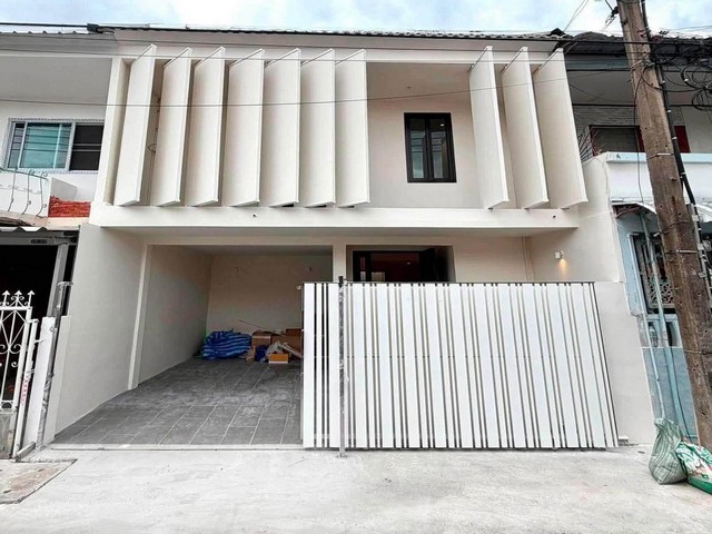 ขายทาวน์โฮม 2 ชั้น Modern Minimal ลาดพร้าว 41 พร้อมช่องแสงขนาดใหญ่ Courtyard กลางบ้าน รับแสงธรรมชาติ *** ราคาขาย 5.49 ล้านบาทติดต่อ:: ชยา โทร/ID Line:: 0942823961   Link Line:: https://line.me/ti/p/3xFA1An8Kcรหัส# T26-1224ทาวน์โฮม 2 ชั้น ดีไซน์ Modern Minimal ลาดพร้าว 41  ๐ พื้นที่ใช้สอย 144 ตารางเมตร๐ 3 ห้องนอน 2 ห้องน้ำ ๐ ออกแบบให้ตอบโจทย์การอยู่อาศัยยุคใหม่ โล่ง โปร่ง สบาย และให้ความเป็นส่วนตัวแม้อยู่ใจกลางเมือง๐ มีช่องแสง Skylight ขนาดใหญ่ และ Courtyard 