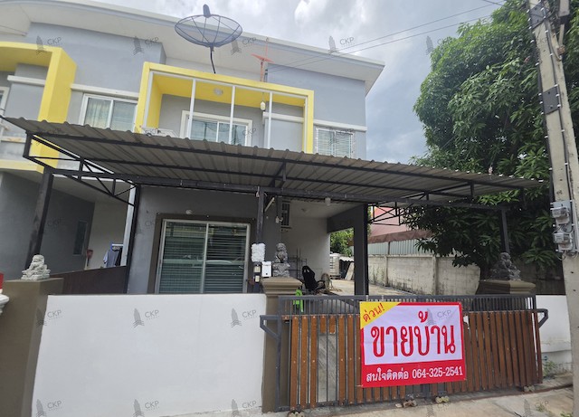 ขายบ้านหลังริม 2 ชั้น นิรันดร์วิลล์ 10 ทำเลบางพลี–ลาดกระบัง ขนาด 32.7 ตร.วา ฟังก์ชันครบ 3 ห้องนอน 2 ห้องน้ำ บ้านสภาพดี หิ้วกระเป๋าพร้อมเข้าอยู่ เหมาะสำหรับครอบครัวที่ต้องการบ้านพร้อมอยู่ในบรรยากาศเงียบสงบ  จุดเด่นของบ้านหลังนี้คือเป็นบ้านหลังริม ได้ความเป็นส่วนตัวมากขึ้น พร้อมต่อเติมหลังคาโรงรถเรียบร้อย ภายในบ้านดูแลดี พร้อมใช้งาน เหมาะสำหรับคนที่ไม่อยา�