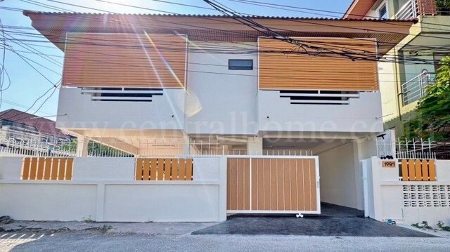 รหัสทรัพย์ &nbsp;N1292บ้านเดี่ยว ลาดพร้าว 80 ซอยจันทิมา รีโนเวทใหม่ที่ตั้ง ซอยลาดพร้าว 80 แขวงวังทองหลาง เขตวังทองหลาง กรุงเทพมหานคร 10310รายละเอียดทรัพย์ &nbsp;- บ้านเดี่ยว 2 ชั้น รีโนเวทใหม่- ขนาดพื้นที่ 46.5 ตารางวา&nbsp;- พื้นที่ใช้สอยรวม 136 ตารางเมตร- 3 ห้องนอน 3 ห้องน้ำ 1 ครัวแยก- หันทิศเหนือสถานที่และทำเลใกล้เคียง- บิ๊กซี ลาดพร้าว- เซ็นทรัลเฟสติวัลอีสต์วิลล์- The Street รัชดา- MRT ลาดพร้าว 7