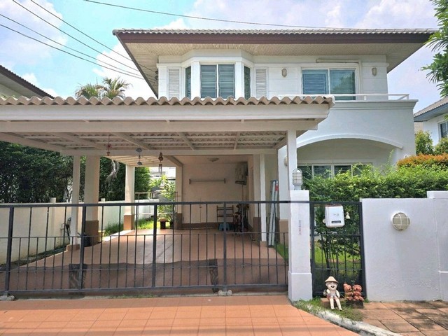บ้านเดี่ยว2ชั้น ปรับปรุงทาสีบ้านเช่าใหม่58ตรว. ให้เช่าแจ้งวัฒนะเลี่ยงเมือง ปากเกร็ด แจ้งวัฒนะ  จ.นนทบุรี•3ห้องนอน •3ห้องน้ำ •1ห้องรับแขก 1ห้องครัว•แอร์3เครื่อง •เฟอร์นิเจอร์ครบ(ติดเหล็กดัด+ผ้าม่าน และถังน้ำ+ปั้มน้ำ) อยู่ถนนเลี่ยงเมืองปากเกร็ด –แจ้งวัฒนะ ออกถนนสามัคคีได้โครงการน่าอยู่เงียบสงบ  มีระบบรักษาความปลอดภัย 24 ชั่วโมง สโมสรมีสระว่ายน้ำ สวนออกกำลัง�