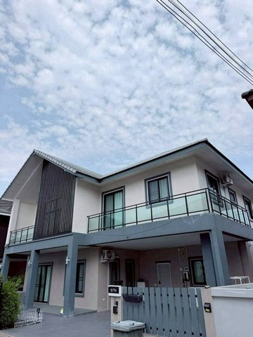 ให้เช่า 35,000 บาท/เดือน บ้านสวย #Fully Furnished บรรยากาศดี ฟังก์ชันครบ รองรับทุกไลฟ์สไตล์ ทำเลดี พร้อมเข้าอยู่ทันที เดินทางสะดวก ใกล้แหล่งอำนวยความสะดวกครบครันรายละเอียดบ้านพื้นที่ใช้สอย 270 ตร.ว.4 ห้องนอน 3 ห้องน้ำห้องรับแขกขนาดใหญ่ห้องรับประทานอาหารห้องครัวครบฟังก์ชันเฟอร์นิเจอร์และเครื่องใช้ไฟฟ้าครบ พร้อมเข้าอยู่Fully Furnishedแอร์ 5 เครื่อง (ครบทุกห้องนอน + ห้องนั่งเล่น)ท�