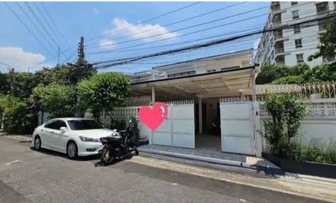 ให้เช่าบ้านเดี่ยว 2 ชั้น 77.3 ตรว. 3 ห้องนอน หมู่บ้านอยู่เจริญ 542 ประชาราษฏร์บำเพ็ญ 24 ใกล้ MRT ห้วยขวาง*** ราคาเช่า 45,000 บาท/เดือน ติดต่อ:: ชยา โทร/ID Line:: 0942823961   Link Line:: https://line.me/ti/p/3xFA1An8Kcรหัส# T26-1226 บ้านเดี่ยว 2 ชั้น หมู่บ้านอยู่เจริญ 542 ซ.ประชาราษฏร์บำเพ็ญ 24๐ เนื้อที่ 77.3 ตรว. ๐ 3 ห้องนอน ห้องนอนใหญ่มีห้องน้ำในตัว  (แอร์ 3 ห้อง เตียง ตู้เสื้อผ้า โต๊ะเครื่องแป้ง บิวท์อิน ทุกห้อง) ๐ 3 ห้องน้ำ (นอกบ้าน 1 ห้อง)