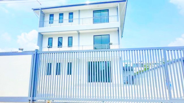 โชคชัย 4 บ้านเดี่ยว 3 ชั้น 8นอน ใกล้รร.คลองทรงกระเทียม 1.6 กม. 97ตร.ว. 380ตร.ม. 64,998บาท/เดือนบ้านนาคนิวาส8-16 ลาดพร้าว 5น้ำ ขนาดใหญ่ ที่จอดรถกว้างขวาง หลังมุม เหมาะสำหรับอยู่อาศัย หรือทำโฮมออฟฟิศ ทำเลดี ใกล้เซ็นทรัล อีสต์วิลล์ 2.5 กม.รพ.สถานศึกษา ตลาด และรถไฟฟ้า เดินทางสะดวก เชื่อมต่อถนนสำคัญหลายเส้นทาง Chokchai4 3-story detached house 8bed NakNiwas8-16 Ladprao Central EastVille 2.5 km. 5bath Rent 64,998THB/month. near Klongthongkratheam School 1.6 km. 97sq.wa. 380sq.m. Corner house with large parking a