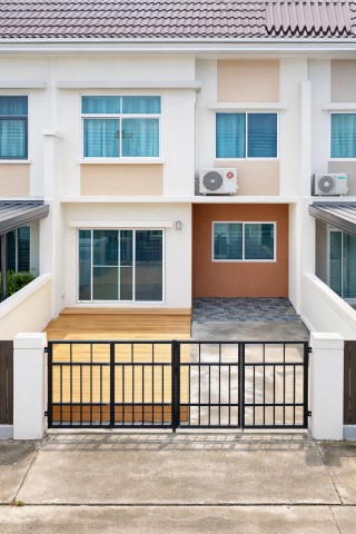 ใกล้โรงเรียนเตรียมบัณฑิต 300 ม.  ใกล้แหล่งชุมชนและสิ่งอำนวยความสะดวก 8,599 B-M.ลำลูกกา ซ. เลียบคลอง 3ให้เช่าทาวน์เฮาส์2ชั้น3นอน2น้ำ 20 ตร.ว. 120 ตร.ม. เหมาะสำหรับครอบครัวที่ต้องการบ้านในทำเลลำลูกกา พร้อมพื้นที่จอดรถและฟังก์ชันการใช้งานครบnear Triam Bandit School (300 m). 20 sq.wa. 2-story townhouse for rent LamLukKa Soi LiapKhlong 3  3 bedrooms, 2 bathrooms, 120 sq.m. usable area. Ideal for families looking for a home in Lam Luk Ka, with parking space and complete functionality. Close to community and amenities. 8,599 B-M.ถนนลำลูกกา ตำบลลาดสวาย อำเภอ