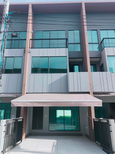 ให้เช่าทาวน์โฮม 3 ชั้น 3 ห้องนอน บ้านกลางเมือง วัชรพล ถนนสุขาภิบาล 5 Baan Klang Muang Watcharapol ใกล้ตลาดออเงิน*** ราคาเช่า 28,000 บาท/เดือน ติดต่อ:: ชยา โทร/ID Line:: 0942823961   Link Line:: https://line.me/ti/p/3xFA1An8Kcรหัส# T26-1234ทาวเฮ้าส์ 3 ชั้น บ้านกลางเมือง วัชรพล ถนนสุขาภิบาล 5 ๐ พื้นที่ใช้สอย 152 ตร.ม. ๐ 3 ห้องนอน ๐ 3 ห้องน้ำ๐ 2 ที่จอดรถ ๐ ทีวี / โซฟา / ไมโครเวฟ / ตู้เย็น / เตียงนอน 2 ห้อง / แอร์ 4 เครื่อง (ทุกห้อง)สถานที่สำคัญใกล้เคียง๐ ตลาด�