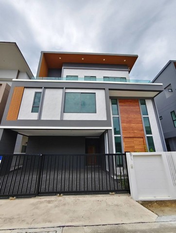  Modern Luxury 3 ชั้น ใจกลางชลบุรี มือ 1 หลังสุดท้ายบ้านที่ไม่ได้ตอบโจทย์แค่ “การอยู่อาศัย”แต่ตอบโจทย์คนที่ต้องการ พื้นที่ ความเป็นส่วนตัว และคุณภาพชีวิตในระดับพรีเมียมบนทำเลพระยาสัจจา–บ้านสวน เดินทางเข้าเมืองชลบุรีและบางแสนสะดวก ราคาพิเศษ 16.9 ล้านบาท ลดทันที 500,000 บาทรหัสทรัพย์ : C-MB-0035-TO1รายละเอียดบ้าน▪️ ที่ดิน 79.34 ตร.ว.▪️ พื้นที่ใช้สอย 420 ตร.ม.▪️ 5 ห้องนอน▪️ 6 ห้องน้ำ▪️ ห้อง