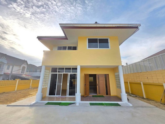 ขายบ้าน 2 ชั้น  ร่มรื่นวิลล์ เนื้อที่ 120.9 ตร.วา 5 ห้องนอน ใกล้ Central WestVille*** ราคาขาย  5.9 ล้านบาท****** สนใจติดต่อ คุณต่อ 089-175-6462 ***รายละเอียด (B1-0247)ร่มรื่นวิลล์ - เนื้อที่ 120.9 ตร.ว- พื้นที่ใช้สอย 195 ตร.ม- 5 ห้องนอน 2 ห้องน้ำหน้าบ้านหันตะวันออกเฉียงใต้สร้างปี 2534 รีโนเวทใหม่ทั้งหลังค่าโอนคนละครึ่งภาษี+อากร ผู้ขายชำระชื่อโครงการ :  ร่มรื่นวิลล์ ที่ตั้ง : ต.มหาสวัสดิ์ อ.บางกรวย จ.นนทบุรี  11130สถานที�