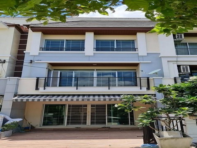 ให้เช่าทาวน์โฮม 3 ชั้น ย่านศรีนครินทร์ สวนหลวง หมู่บ้านกลางเมือง ศรีนครินทร์ 24 (อ่อนนุช–พัฒนาการ) ** Agent **ติดต่อ คุณบิว : 081 252 3279 ID line: 061 787 9691แอดไลน์กดที่ลิงค์นี้ได้เลยครับ : https://line.me/ti/p/SR5Ehdv_q-ติดต่อ คุณปอ : 061 619 8565ID line: 061 619 8565แอดไลน์กดที่ลิงค์นี้ได้เลยครับ : https://line.me/ti/p/zu0mm-ozFX** รหัส BT396ราคาเช่า 28,000 บาท/เดือนทาวน์โฮม 3 ชั้น หมู่บ้านกลางเมือง ศรีนครินทร์ 24 (อ่อนนุช–พัฒนาการ)- ขนาด 20 ตารางวา- 3 ห้องนอน 3 ห�