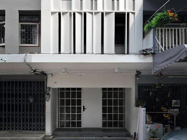 ให้เช่าอาคารพาณิชย์ 3 ชั้น พร้อมดาดฟ้า สุขุมวิท 95 ใกล้ BTS บางจาก เหมาะทำ Airbnb, Showroom, Cafe, ออฟฟิศ, คลินิก, ร้านอาหารราคาเช่า 35,000 บาท / เดือน ( ประกัน 2 เดือน ล่วงหน้า 1 เดือน )ที่ตั้ง ถนนสุขุมวิท ซอยสุขุมวิท 95 แขวงบางจาก เขตพระโขนง กรุงเทพมหานครติดต่อ : คุณภัสพงณ์ 0634098164Line : deedee23https://www.facebook.com/profile.php?id=61581484955548พื้นที่ใช้สอยรวม 200 ตารางเมตร จำนวน 3 ชั้น พร้อมดาดฟ้า 4 ห้องนอน 4 ห้องน้ำ จอดรถ 1 คันพร้อมเครื