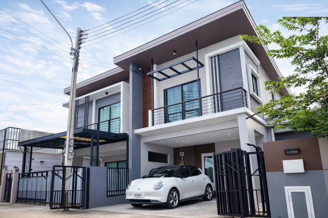 รังสิต-คลอง 2 บงกช ให้เช่าบ้านเดี่ยว2ชั้น4นอน2น้ำใกล้มหาวิทยาลัยกรุงเทพ ศูนย์รังสิต 1 กม.ขนาด50ตร.ว.พื้นที่ใช้สอย167ตร.ม.เหมาะสำหรับครอบครัวที่ต้องการบ้านในทำเลรังสิต เดินทางเชื่อมต่อถนนคลองหลวงและถนนรังสิต นครนายกได้สะดวก 21,999 B-M. PlantRangsit-Khlong2 Bongkoch 2-story detached house for rent 4beds 2baths near Bangkok University Rangsit Campus (1 km). 50 sq.wa., 167 sq.m. usable area. Ideal for families looking for a house in Rangsit. Convenient access to Khlong Luang Road and Rangsit-Nakhon Nayok Road. 21,999 THB. Plantถนนรังสิต คลอง 2 ตำบลคลองสอ�