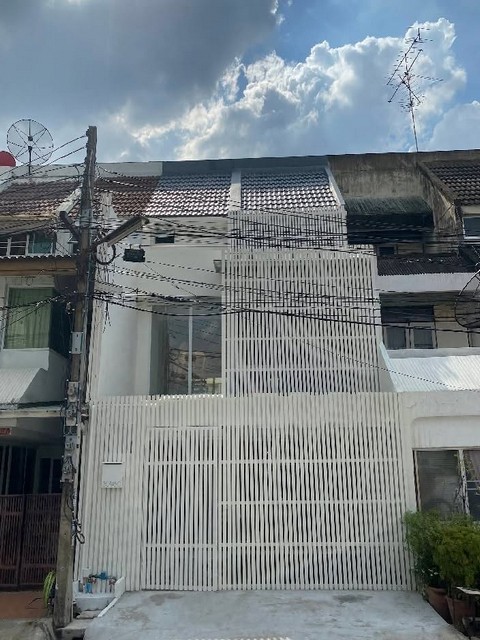 ให้เช่าทาวน์เฮาส์ 3 ชั้น  250 ตรม. 3 ห้องนอน สุขุมวิท 71 (ซอยปรีดีพนมยงค์ 42) 5 นาที ถึงเอกมัย และทองหล่อ *** ราคาเช่า 80,000 บาท/เดือน ติดต่อ:: ชยา  โทร/ID Line:: 0942823961   Link Line:: https://line.me/ti/p/3xFA1An8Kcรหัส# T26-1116ทาวน์เฮาส์ 3 ชั้น สุขุมวิท 71 (ซอยปรีดีพนมยงค์ 42) 5 นาที ถึงเอกมัย และทองหล่อ ๐ เนื้อที่ 23 ตารางวา๐ พื้นที่ใช้สอย 250 ตารางเมตร๐ 3 ห้องนอน๐ 3 ห้องน้ำ๐ 5 นาที ถึงเอกมัย และทองหล่อ ซอย 10๐ 8 นาที ถึง BTS พระโขนง๐ เดินทา�