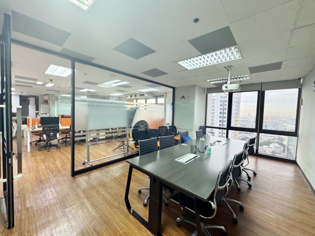 BTS กรุงธนบุรี 20ม. ERGO Tower วงเวียนใหญ่ ให้เช่าสำนักงานติด BTS กรุงธนบุรี ชั้น26 220ตร.ม.รองรับ 25–32 คน ใกล้รร.นานาชาติอินเตอร์เนชั่นแนลไพโอเนียร์ส 300 ม.ทำเลใจกลางเมือง เหมาะสำหรับบริษัทที่ต้องการสำนักงานพร้อมใช้งานในทำเลธุรกิจ  เดินทางสะดวก ใกล้เสนาเฟสท์ 600 ม.รพ.และแหล่งไลฟ์สไตล์ครบครัน เชื่อมต่อถนนหลัก และรถไฟฟ้าได้รวดเร็ว  88,998บาท/เดือนOffice space for rent ERGO Tower BTS KrungThonBuri 20m.  26th floor 220sq.m. suitable for 25 32