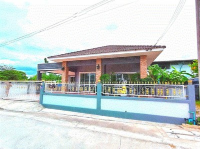 #ขายบ้านเดี่ยวสวยใกล้อมตะนครชลบุรี???? บ้านสวยใกล้อมตะนคร ลดทันที 100,000 บาท! ???????? จาก 2.59 ล้าน เหลือเพียง 2.49 ล้านบาท????บ้านเดี่ยวตกแต่งสวย พร้อมเข้าอยู่???? มาบโป่ง – พานทอง ชลบุรี???? ใกล้ นิคมอมตะนคร เฟส 8–9–10‼️ จุดเด่นที่คุ้มเกินราคา✅ เนื้อที่ดิน  49  ตร.ว.✅ พื้นที่ใช้สอย 120 ตร.ม.✅ 2 ห้องนอน | 2 ห้องน้ำ✅ เฟอร์นิเจอร์ครบ พร้อมเครื่องใช้ไฟฟ้า✅ แอร์ 3 ตัว | ทีวี | ตู้เย็น✅ พัดลมติดผนัง✅ ไ�
