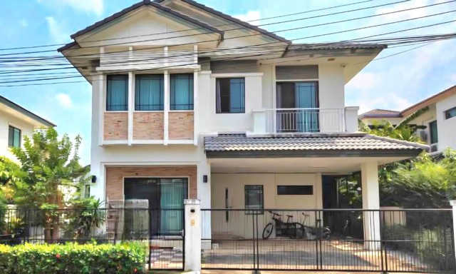 บ้านเดี่ยว2ชั้น  #บ้านเช่าวัชรพล สุขาภิบาล5 เนื้อที่ 62 ตารางวา พื้นที่ใช้สอย 240 ตรม. 3 ห้องนอน 3ห้องน้ำ 1ห้องรับแขก  1ห้องครัว  -จอดรถ2คัน-เฟอร์นิเจอร์ครบ -แอร์4ตัว เครื่องทำน้ำอุ่น2 ,เครื่องซักผ้า2 ทีวี2 ตู้เย็น1-นอนใหญ่ เตียง ,ตู้เสื้อผ้า          -ครัวบิวอิ้น-โต้ะทานข้าว พร้อมเก้าอี้-โซฟา โต้ะกลาง -ผ้าม่านทั้งหลังสิ่งอำนวยความสะดวกส่วนกลาง สระว่ายน้ำ,ฟิตเนส,สวนสาธารณะระบบ�