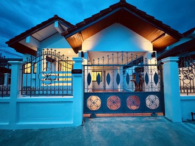 [ขาย] บ้านเดี่ยวหลังใหญ่ รีโนเวทใหม่ทั้งหลัง แปลงหัวมุมสวย ทำเลดีการเคหะฯ ศรีชุม ซอย 4จุดเด่นบ้านหลังนี้:• บ้านเดี่ยวชั้นเดียว แปลงหัวมุม ได้ความเป็นส่วนตัว ลมถ่ายเทสะดวก• เนื้อที่กว้าง 48 ตร.วา | พื้นที่ใช้สอยคุ้มค่า 100 ตร.ม.• ฟังก์ชันลงตัว: 3 ห้องนอน | 2 ห้องน้ำ | 1 ห้องโถงรับแขก (สเต็ปยกสูง) | 1 ห้องครัว | 1 ที่จอดรถในบ้าน• บรรยากาศรอบบ้าน: จัดโซนสวนหินมินิมอลพร้อมแผ่�