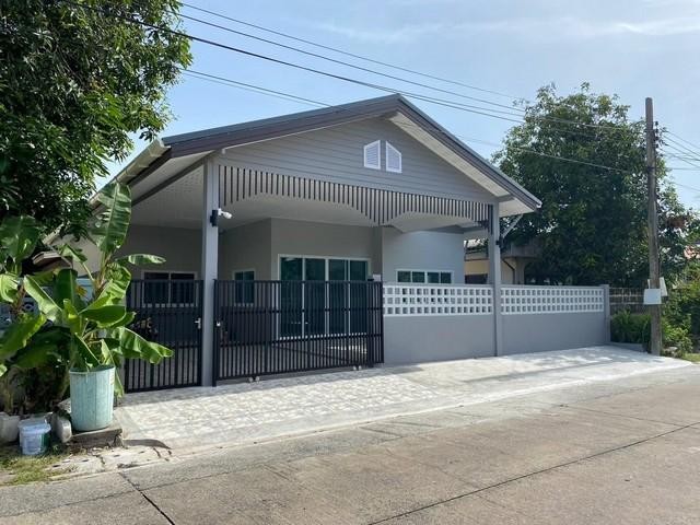ขายบ้านเดี่ยวชั้นเดียว 52 ตรว. ย่านลาดพร้าว โชคชัย 4 ซอย 36 Renovate ใหม่ทั้งหลัง พร้อมเข้าอยู่ เดินทางสะดวก เข้าออกหลายเส้นทางติดต่อ: ชยา โทร/ID Line:: 0942823961Link Line:: https://line.me/ti/p/3xFA1An8Kcรหัส# T26-1126บ้านเดี่ยวชั้นเดียว ย่านลาดพร้าว โชคชัย 4 ซอย 36 รีโนเวทใหม่ พร้อมเข้าอยู่๐ เนื้อที่ 52 ตรว.๐ 3 ห้องนอน๐ 2 ห้องน้ำ๐ 1 ห้องรับแขก 1 ห้องครัว๐ 4 ที่จอดรถ ( ในบ้านได้ 2 คัน จอดหน้าบ้านได้ 2 คัน)๐ แอร์ทั้งหลัง๐ บ้าน�