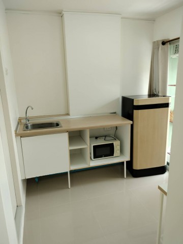 ให้เช่า ลุมพินี คอนโดทาวน์ ชลบุรี–สุขุมวิท (บ้านสวน)ห้อง 1 Bedroom ไซส์ใหญ่ อาคาร A2 ชั้น 2เฟอร์นิเจอร์ครบ พร้อมเข้าอยู่ เครื่องใช้ไฟฟ้าครบครันมีอินเทอร์เน็ตให้พร้อมใช้งานค่าเช่าเพียง 5,000 บาท/เดือนทำเลดี เดินทางสะดวก โซนบ้านสวน–สุขุมวิท เมืองชลบุรีใกล้โรงพยาบาลชลบุรีใกล้แหล่งช้อปปิ้งและสิ่งอำนวยความสะดวกต่าง ๆภายในโครงการมี สระว่ายน้ำ ฟิตเนส ระบบรักษาความป�