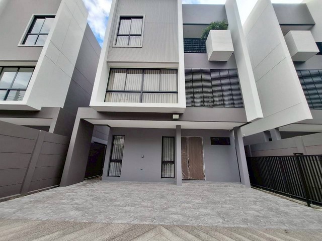P752 ให้เช่าบ้านเดี่ยว 3 ชั้น สไตล์โมเดิร์น โครงการ ฟีล ลาดพร้าว 101  Feel Lat Phrao 101 ใกล้รถไฟฟ้าสายสีเหลืองสถานีลาดพร้าว 101เดือนละ 60,000 บาท/เดือน-เงื่อนไขการเช่า สัญญาเช่าขั้นต่ำ 1 ปี-ประกัน 3 เดือน + ล่วงหน้า 1 เดือนหมายเหตุ-รูปที่ส่งเป็นรูปบ้านตัวอย่างที่พึ่งทำปล่อยเช่าไป-รอผู้เช่า ถึงลงเฟอร์นิเจอร์+เครื่องใช้ไฟฟ้าติดต่อ คุณช่อผกา โทร 0616198565 LINE 0616198565สำรอง LINE 0812523279 ส่งลิ้งก์ไว้ได้เ