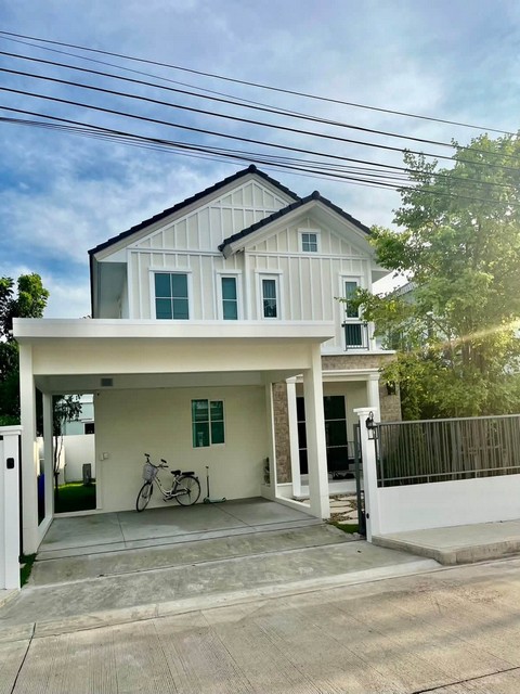 ให้เช่าบ้านเดี่ยว 2 ชั้น 50 ตรว. 3 ห้องนอน วิลลาจจิโอ 2 ศรีนครินทร์-บางนา ใกล้เมกะบางนา *** ราคาเช่า 62,000 บาท/เดือน ติดต่อ::  ชยา โทร/ID Line:: 0942823961   Link Line:: https://line.me/ti/p/3xFA1An8Kcรหัส# T26-1121บ้านเดี่ยว 2 ชั้น วิลลาจจิโอ 2 ศรีนครินทร์-บางนา ใกล้เมกะบางนา ๐ ขนาดที่ดิน: 50 ตรว๐ พื้นที่ใช้สอย: 137 ตรม๐ 3 ห้องนอน ๐ 3 ห้องน้ำ ๐ 1 ครัวไทย  ๐ 2 ที่จอดรถในร่ม เครื่องใช้ไฟฟ้า ๐ TV 52 นิ้ว / ตู้เย็น Hitachi / เครื่องซักผ้า 10 kg / เครื่อง�