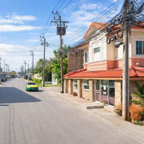 ให้เช่าบ้านเดี่ยว 2 ชั้น 3นอน 2น้ำ เมกาบางนา 2กม.24ตร.ว 140ตร.ม.Mega Badminton บางนา กม.10 เหมาะสำหรับอยู่อาศัยและลงทุน เดินทางสะดวกบนถนนบางนาตราด ใกล้ทางพิเศษบูรพาวิถีและสนามบินสุวรรณภูมิ เช่า 14,998B-M. ขาย 3.3 ล. คอนเนค2km Mega Bangna 24sq.wah 140sq.m. Mega Badminton Bangna Km.10: 2-story detached house for rent, 3 bedrooms, 2 bathrooms,Suitable for living or investment. Conveniently located on Bangna-Trat Road, near Burapha Viithi Expressway and Suvarnabhumi Airport. Rent: 14,998 THB/month. Sale: 3.3 million THB. Connect.ถนนบางนา ตำบลบางพลีใหญ่ อำเภอบางพลี จังหวัดสมุทรปรา�