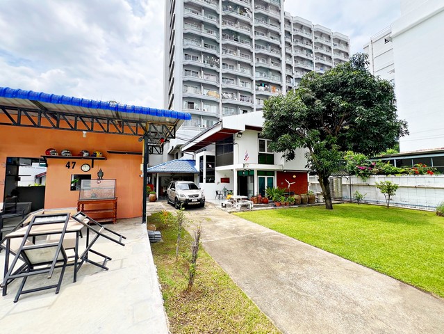 รหัสทรัพย์ 69192ขายบ้านเก่าพร้อมที่ดินแปลงใหญ่ 193 ตารางวา ซอยลาดพร้าว 92 ห่างจากถนนลาดพร้าว 200เมตร พิกัดที่ตั้ง : ซอยลาดพร้าว 92 ถนนลาดพร้าว แขวงวังทองหลาง เขตบางกะปิ จังหวัดกรุงเทพฯ รายละเอียดทรัพย์ - บ้านเดี่ยว 2 ชั้นพร้อมที่ดิน 193 ตารางวา - หน้ากว้างที่ดิน 23.5 เมตร ลึก 33 เมตร - ภายในตัวบ้านมี 3 ห้องนอนชั้นบน และ 1 ห้องนอนชั้นล่าง  1 ห้องครัว 1 ห้องรับแขก 2 ห้องน้ำ - ห้องแม่บ้�