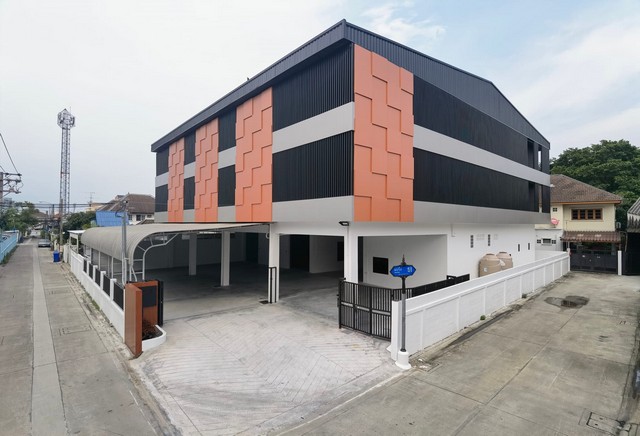 ให้เช่าอาคารสำนักงาน 3 ชั้นพร้อมโกดัง พื้นที่รวม 2,042 ตรม. สุขุมวิท 107 แบริ่ง 15 ใกล้ BTS แบริ่ง MRT ศรีแบริ่ง   *** ราคาเช่า 250,000 บาท/เดือนติดต่อ:: ชยา โทร/ID Line:: 0942823961   Link Line:: https://line.me/ti/p/3xFA1An8Kcรหัส# T26-1237อาคารสำนักงาน 3 ชั้นพร้อมโกดัง สุขุมวิท 107๐ อาคารคอนกรีต 3 ชั้น พร้อมลิฟท์ขนของ๐ เนื้อที่ประมาณ 327 ตรว. ๐ พื้นที่ใช้สอยรวม 2,042 ตร.ม. ๐ สภาพอาคารใหม่ สะอาด พื้นไม้สัก และเฟอร์นิเจอร์บิ้วอินไม้สักในห้