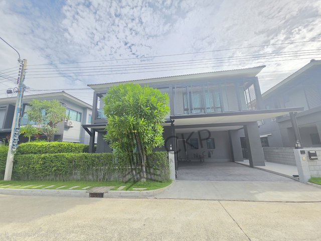 ด่วน! บ้านสวยพร้อมอยู่ เจ้าของขายเอง ราคาคุ้มที่สุดในโครงการCentro Bangna – Kingkaew (เซนโทร บางนา–กิ่งแก้ว)บ้านเดี่ยว 2 ชั้น สไตล์หรู พร้อมเฟอร์ฯครบ เข้าอยู่ได้ทันทีทำเลดี เดินทางสะดวก ใกล้สนามบินสุวรรณภูมิ บางนา เมกาบางนา และทางด่วน✨ รายละเอียดบ้าน• เนื้อที่ 56 ตร.ว.• พื้นที่ใช้สอย 225 ตร.ม.• 4 ห้องนอน | 4 ห้องน้ำ• 1 ห้องรับแขก | 1 ห้องครัว• จอดรถได้ 2 คัน✨ จุดเด่นพิเศษ✔ ต่อเติมหลั�