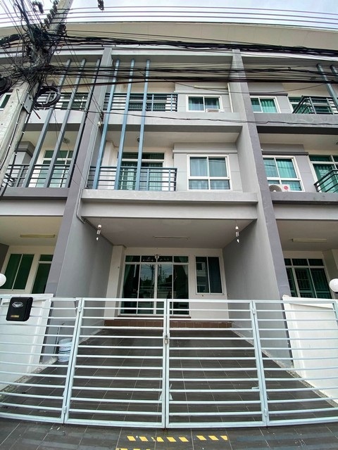 ให้เช่า - ขายทาวน์โฮม 3 ชั้น 4 ห้องนอน หมู่บ้านรื่นฤดี7 รามอินทรา - หทัยราษฎร์ ใกล้ตลาดสุวรรณเกลียวทอง 300 เมตร ใกล้แฟชั่นไอส์แลนด์*** ราคาเช่า 23,000 บาท/เดือน  *** ราคาขาย 4.5 ล้านบาท ติดต่อ: ชยา โทร/ID Line:: 0942823961   Link Line:: https://line.me/ti/p/3xFA1An8Kcรหัส# T26-1243  ทาวน์โฮม 3 ชั้น หมู่บ้านรื่นฤดี7 รามอินทรา - หทัยราษฎร์ ใกล้ตลาดสุวรรณเกลียวทอง 300 เมตร ใกล้แฟชั่นไอส์แลนด์๐ พื้นที่ใช้สอย 181 ตรม. ๐ 4 ห้องนอน ๐ 3 ห้องน้ำ