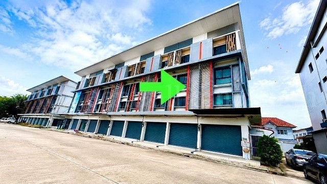 รหัสทรัพย์ :&nbsp;N1473อาคารพาณิชย์ C Space สามโคก หลังมุม ติดถนนใหญ่&nbsp;ปทุมธานี-สามโคก ถูกสุดในโครงการที่ตั้ง : ถนน ปทุมธานี-สามโคก&nbsp;ตำบลสามโคก อำเภอสามโคก จังหวัดปทุมธานี 12160รายละเอียดทรัพย์-&nbsp;อาคารพาณิชย์ C-Space สามโคก 4&nbsp;ชั้น&nbsp; หลังมุม โปร่ง โล่ง มีพื้นที่ด้านข้าง&nbsp; เนื้อที่ 25.5 ตารางวา พื้นที่ใช้สอย 200 ตารางเมตร- 3 ห้องนอน, 4 ห้องน้ำ, 1 ห้องอเนกประสงค์, 1 ห้องครัว, 2 ที่จอดรถ- หน้า�