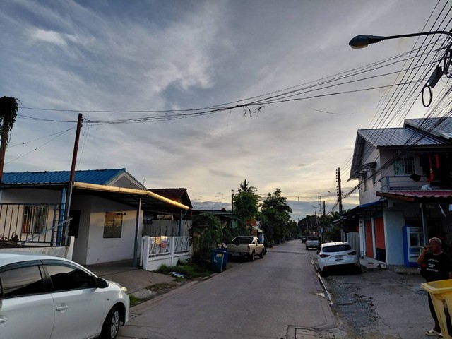 ขายหอพัก ชั้นเดียว ย่านมหาลัยรังสิต 60 ตร.วา มี 9 ห้อง ต.หลักหก  อ.เมือง จ.ปทุมธานี  ขาย 1.9 ลบ. เช่าเหมาน้ำไฟรวม 2,800 บาท/เดือน แหล่งชุมชนเจริญคมนาคมสะดวก เข้าออกได้หลายเส้นทาง น้ำไฟสาธารณูปโภคครบครัน จับจุดวัดนาวง เมื่ออยู่หน้าวัดตรงมาประมาณ 1กม.สังเกตุขวามือ Amazon Coffe เลี้ยวซ้าย เข้า ซ.นาวง4พัฒนา ซอย3 เข้ามาประมาณ 200 ม.หอพักอยู่ซ้ายตรงข้ามร้านค้าหอพัก2ชั้นดำเนินกิจการต่�
