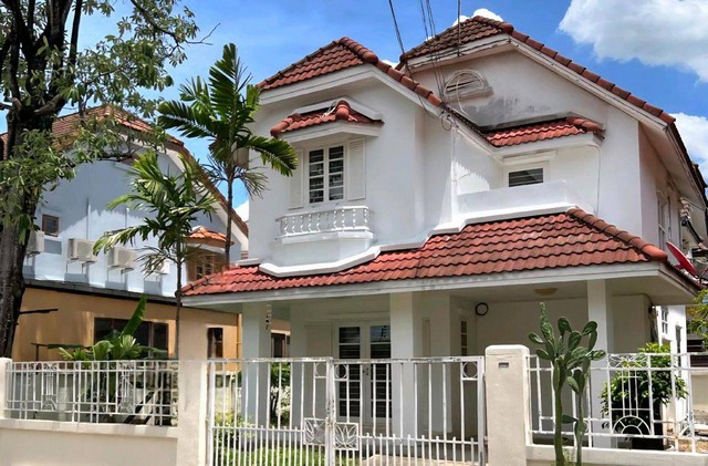 บ้านเดี่ยว2ชั้น  #บ้านเช่ารามคำแหง56ตรว.  •3ห้องนอน •2ห้องน้ำ •ห้องรับแขก+ห้องครัว •แอร์4เครื่อง +พร้อมบิวท์อินตู้เสื้อผ้าทุกห้อง•จอดรถในบ้านได้2คัน  อยู่ถ.รามคำแหง150  โครงการพาร์คเวย์โฮม  แขวง เขต สะพานสูง กรุงเทพ10240สามารถเข้า-ออกได้ 2 ทางหลัก คือ จากฝั่งถนนรามคำแหง ซอย 150 (ระยะทางประมาณ 500 เมตร ถึงตัวโครงการ) และฝั่งถนนราษฎร์พัฒนา (ซอยราษฎร์พัฒนา 22)สิ่งอำนวยความสะดว