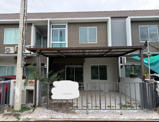 ขาย บ้านเดี่ยว/ทาวน์เฮ้าส์/คอนโด โครงการ เดอะคัลเลอร์ส พรีเมี่ยม วงแหวน-ราชพฤกษ์ อารียา  ถนน/ซอยบางบัวทอง-สุพรรณบุรี (ทล.340) ตำบลละหาร อำเภอบางบัวทอง จังหวัดนนทบุรี  ราคา  1,690,000   บาท  ( ราคาต่อรองได้ )  รายละเอียดทรัพย์ -  เนื้อที่ 20.00 ตารางวา  พื้นที่ใช้สอย 114.00 ตารางเมตร -  บ้านหันไปทางทิศ ตะวันออกเฉียงเหนือ  พิกัดทรัพย์ : https://maps.app.goo.gl/ye9whkJECwhWpzob9  สถานที่ใกล้เคียง   -โรงเรียนสามัคคีว�