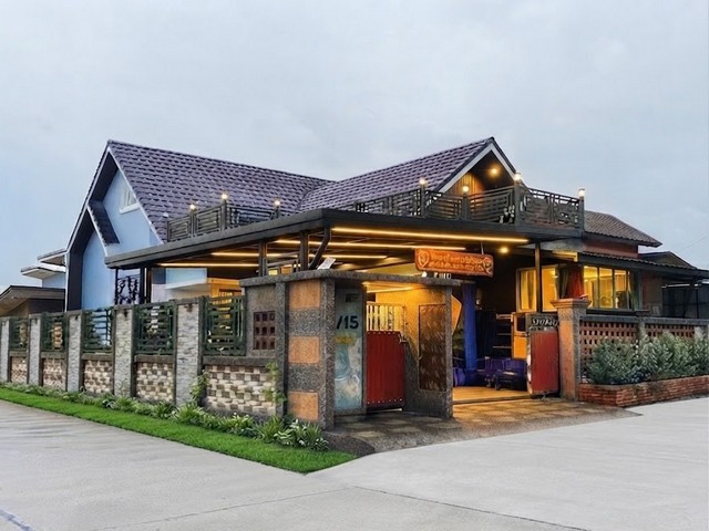 ขายต่ำกว่าราคาประเมิน 500,000 บาท! บ้านเดี่ยว เกรดพรีเมียม สภาพใหม่เอี่ยม พร้อมเข้าอยู่เหมาะสำหรับครอบครัวใหญ่ ทำเป็นบ้านพักตากอากาศ หรือเปิดโฮมออฟฟิศราคาพิเศษเพียง 7.0 ล้านบาท (ประเมินธนาคาร 7.5 ล้านบาท กู้มีเงินเหลือ Cashback)จุดเด่นและฟังก์ชันจัดเต็ม:ที่ดินและพื้นที่ใช้สอย: ขนาด 112 ตร.ว. พื้นที่ใช้สอยรวม 264.76 ตร.ม. (โครงสร้างแข็งแรง ตอกเสาเข็ม 22 ต้น ลึก 7 เมตร)ตัวบ้านหลัก: