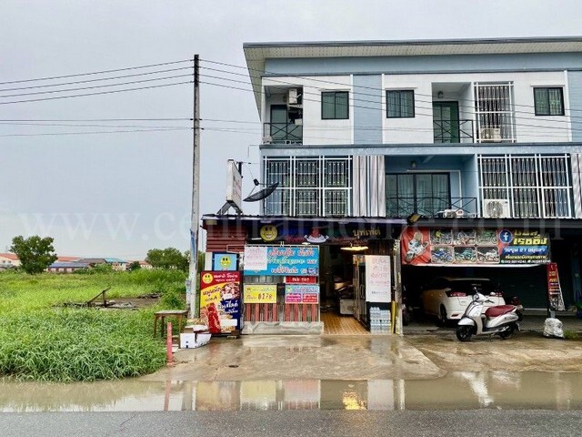 รหัสทรัพย์ 7312อาคารพาณิชย์ 3 ชั้น 25.4 ตร.ว. ติดถนนเชียงรากน้อย ทำเลทองค้าขาย ใกล้นิคมนวนคร - ประตูน้ำพระอินทร์ บางปะอิน อยุธยาที่ตั้ง: ถนนเชียงรากน้อย ต.เชียงรากน้อย อ.บางปะอิน จ.พระนครศรีอยุธยารายละเอียดทรัพย์-&nbsp;อาคารพาณิชย์ / ตึกแถว 3 ชั้น-&nbsp;เนื้อที่ดิน 25.4 ตารางวา ประมาณ 160 ตารางเมตร- 1 ห้องนอน, 3 ห้องน้ำ, จอดรถ 2 คัน-&nbsp;พื้นที่โถงการค้าหน้าร้านกว้างขวาง, โซนเคาน์เตอร์, พ
