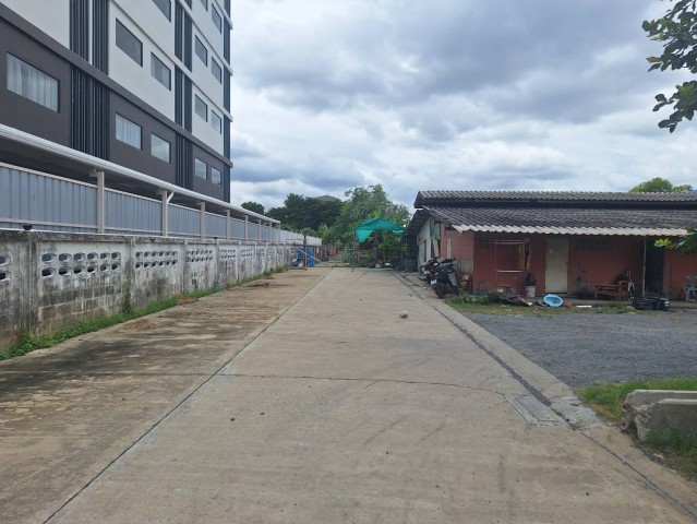 ##ขายที่ดินเปล่า 99 ตรว. ใกล้สถานีรถไฟฟ้าหลักหก, โรงเรียนสายปัญญารังสิตโซน : เมืองเอก รังสิต  ปทุมธานีที่ตั้ง :  ต.ประชาธิปัตย์  อ.ธัญบุรี  จ.ปทุมธานีลักษณะโดยทั่วไป- ที่ดินเปล่า ติดสถานีรถไฟฟ้าหลักหก, ม.รังสิต ปทุมธานี- เนื้อที่  99  ตรว. ติดโรงเรียนสายปัญญารังสิต, ถมแล้วเต็มพื้นที่- หน้ากว้าง  14  เมตร  ลึก  29  เมตร- แปลงสวย ทำเลดี เดินทางสะดวก เข้าออกได้หลายเส้นทาง- ตั้งใน�