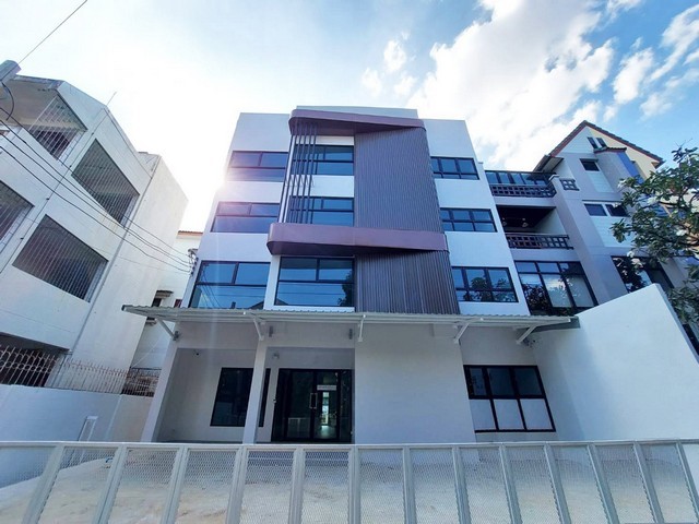 รหัสC7285 อาคารสำนักงาน 4ชั้น ที่จอดรถ 30 คัน ย่านถนนวิภาวดีรังสิต จตุจักร ใกล้ห้าแยกลาดพร้าว #ForRent  #ให้เช่า Office for rent อาคารสำนักงาน 4ชั้น ย่านถนนวิภาวดีรังสิต จตุจักร ใกล้ห้าแยกลาดพร้าวพื้นที่ใช้สอย 600 ตารางเมตร 8 ห้องทำงาน มีห้องน้ำชั้นละ 2 ห้องรวมเป็น 8 ห้องที่จอดรถส่วนตัว 30 คัน (ประมาณ 200 ตร.วา)ทำเลดีมากเดินทางสะดวกตรงข้าม Central พหลโยธิน และ Central ลาดพร้าว ใกล้ BTS หมอชิต MRT จตุจั�