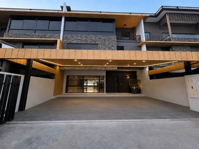 รหัสC7283 ForRent Luxury Townhome ให้เช่าทาวน์โฮม 3ชั้น โครงการThe Landmark เอกมัย-รามอินทรา บ้านพร้อมอยู่#ForRent  #ให้เช่า Luxury Townhome ทาวน์โฮม 3ชั้น โครงการThe Landmark เอกมัย-รามอินทรา บ้านพร้อมอยู่พื้นที่บ้าน : 29.9 ตร.ว. พื้นที่ใช้สอย : 224 ตร.ม.3 ห้องนอน4 ห้องน้ำ- ภายในตัวบ้าน : Walk-in Closet, Luxury Master Bedroom, Smart Air Circulation System, Built-in Kitchen- เครื่องใช้ไฟฟ้า : แอร์ Daikin(inverter) 6 ตัว, ระบบสัญญาณกันขโมยทั้งหลัง, ประตูรั้วไฟฟ้า- ส่วนต่อเติมพิเศษ : บริเวณพ�