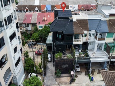 คนรักบ้านรักงานศิลปะห้ามพลาด !! ขายถูกบ้านทาวน์โฮมสไตล์สตูดิโอสุดยูนีค ทำเลย่านธุรกิจทาวน์ อิน ทาวน์ บ้านขนาดที่ดิน 61.2 ตร.วา ใช้สอยประมาณ 216 ตร.ม.จำนวน 3 ชั้น บ้านนี้มีเสน่ห์ทุกมุมห้ามพลาด !! .TPI-3416.Location : แผนที่บ้าน แขวง พลับพลาเขต วังทองหลาง กรุงเทพมหานครhttps://maps.app.goo.gl/RL8jXWnhdss5J7PF9?g_st=ic.รายละเอียด : บ้าน ✅ บ้านจำนวน 3 ชั้น ✅ ขนาดที่ดิน 61.2 ตร.วา พื้นที่ใช้สอยประมาณ 216 ตร.เมตร✅ หน้ากว้าง �